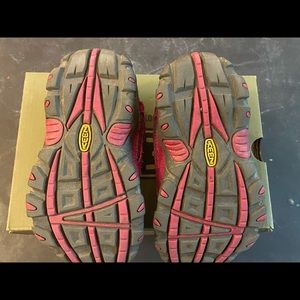 Toddler girls size 8 Keen hiking shoes.